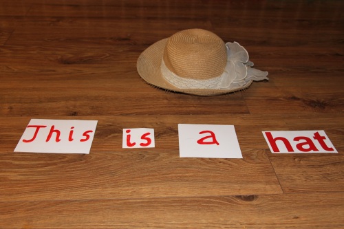 Kontynuacja czytania globalnego w języku angielskim: książeczki indywidualne, zabawa słowami (Maja skończyła 17,5 miesiąca)