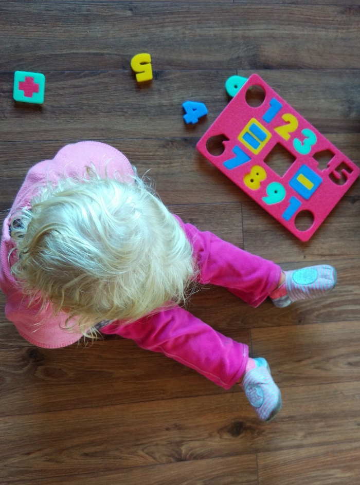 Jak i czemu wspierać kreatywność, logiczne myślenie i jak rozwijać umiejętności matematyczne dziecka, czyli dodatkowe wsparcie metody Domana (Maja skończyła 2 latka)