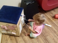 Rozwijająca zabawka dla dziecka – recenzja kostki i skrzyni manipulacyjnej (z wersją audio)