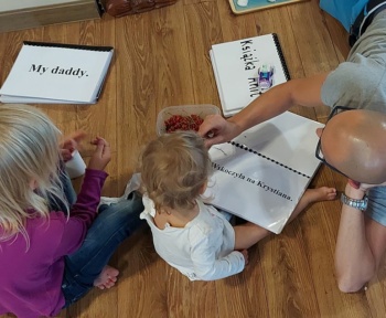 Czytanie globalne z dwójką dzieci