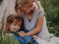 Rozwój mowy siedmiolatki i trzylatki w trzecim, czwartym, piątym i szóstym języku obcym (wersja audio)